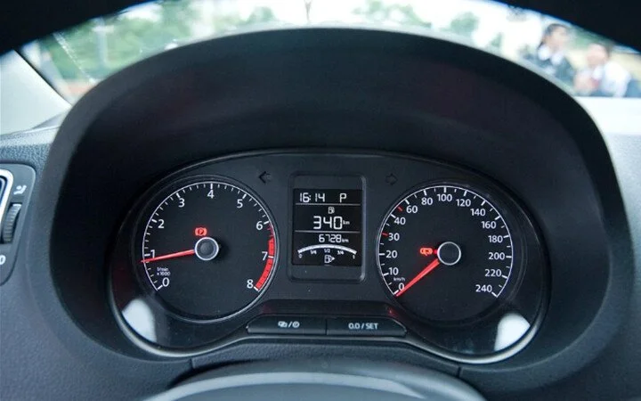 Volkswagen Polo Hatchback 1.8L - Hình 10